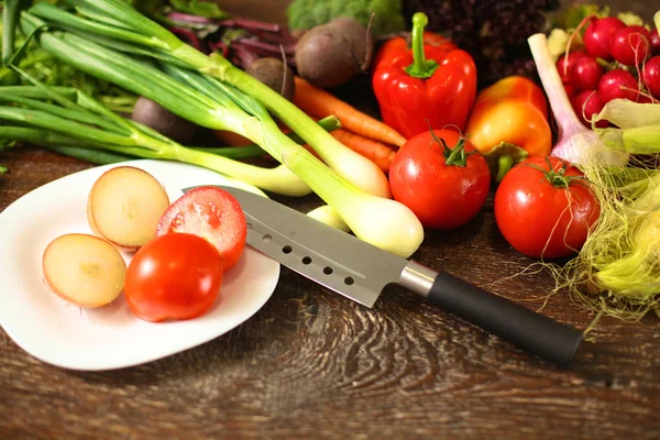 Ahşap bir masa üzerinde taze sebze. Sağlıklı gıda. Diyet