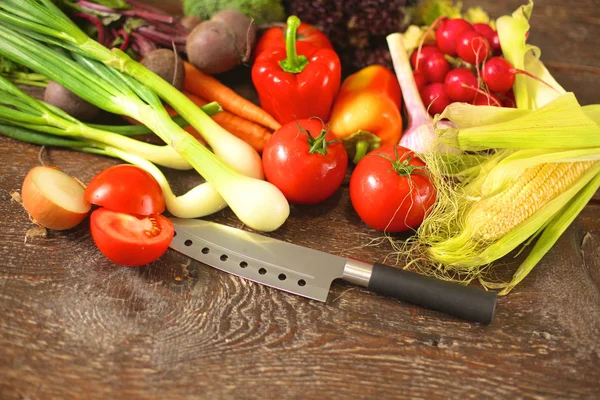 Ahşap bir masa üzerinde taze sebze. Sağlıklı gıda. Diyet