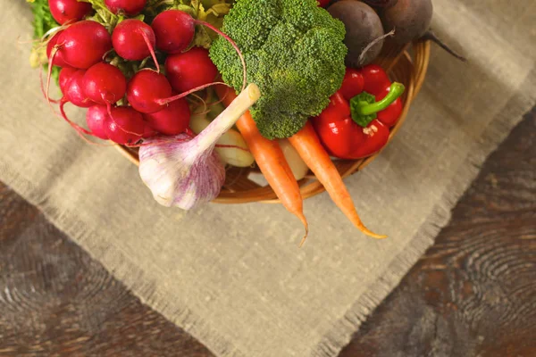 Légumes frais sur une table en bois. Une nourriture saine. Régime alimentaire — Photo