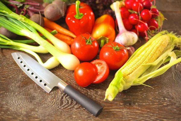 Ahşap bir masa üzerinde taze sebze. Sağlıklı gıda. Diyet