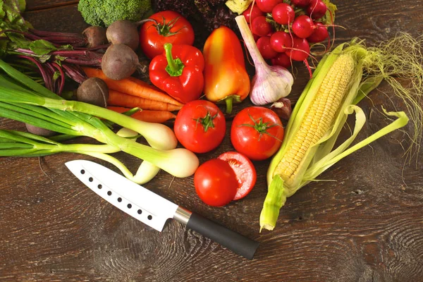 Ahşap bir masa üzerinde taze sebze. Sağlıklı gıda. Diyet