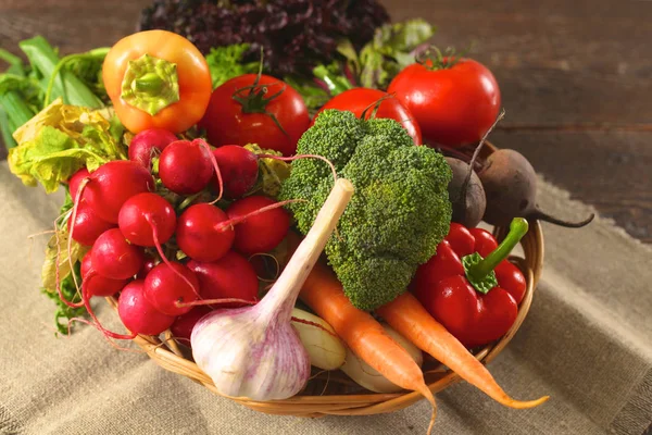 Ahşap bir masa üzerinde taze sebze. Sağlıklı gıda. Diyet