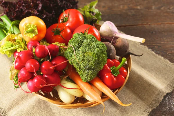 Légumes frais sur une table en bois. Une nourriture saine. Régime alimentaire — Photo