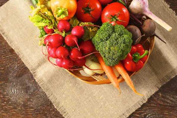 Ahşap bir masa üzerinde taze sebze. Sağlıklı gıda. Diyet