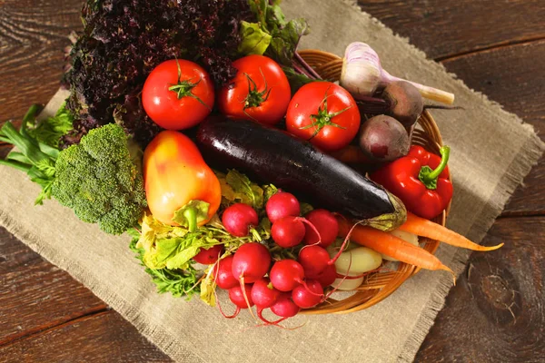 Ahşap bir masa üzerinde taze sebze. Sağlıklı gıda. Diyet