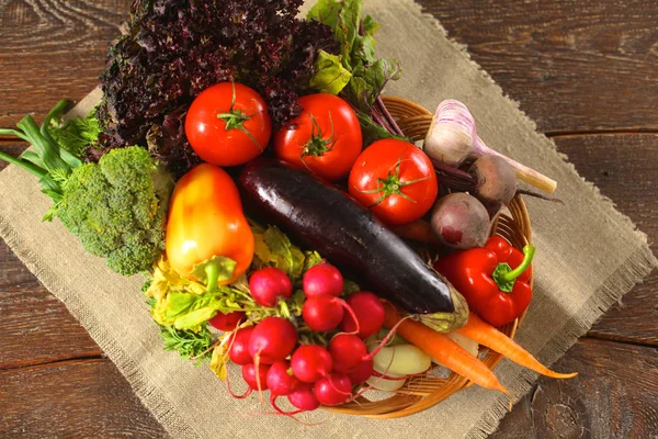 Légumes frais sur une table en bois. Une nourriture saine. Régime alimentaire — Photo