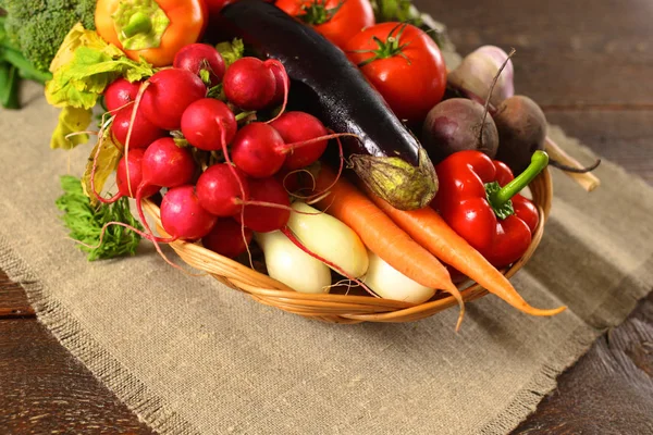 Ahşap bir masa üzerinde taze sebze. Sağlıklı gıda. Diyet