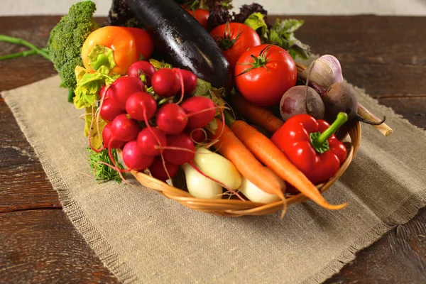 Свежие овощи на деревянном столе. Здоровое питание. Диета — стоковое фото