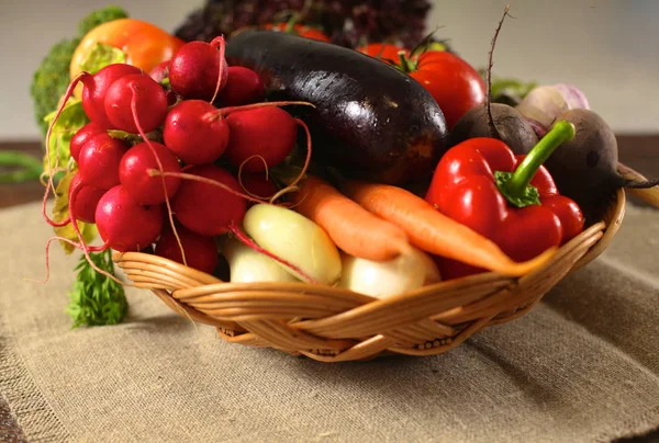在一张木桌上的新鲜蔬菜。健康的食物。饮食 — 图库照片