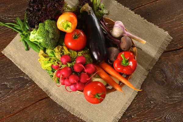 Verduras frescas en una mesa de madera. Comida saludable. Dieta — Foto de Stock