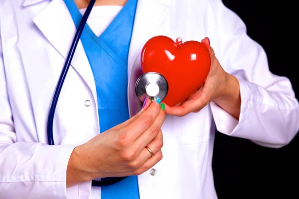 Medico femminile con lo stetoscopio che tiene il cuore — Foto Stock