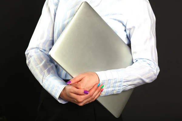 Счастливая деловая женщина стоит с ноутбуком изолированы на черном фоне — стоковое фото