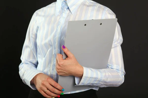 Jonge zakenvrouw met tablet computer staan buiten een kantoorgebouw. Mooie vrouw dragen formele slijtage — Stockfoto