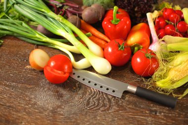 Ahşap bir masa üzerinde taze sebze. Sağlıklı gıda. Diyet