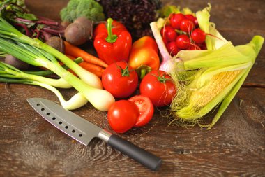 Ahşap bir masa üzerinde taze sebze. Sağlıklı gıda. Diyet