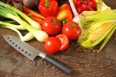 Ahşap bir masa üzerinde taze sebze. Sağlıklı gıda. Diyet