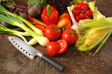 Ahşap bir masa üzerinde taze sebze. Sağlıklı gıda. Diyet