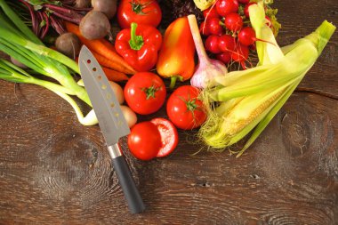 Ahşap bir masa üzerinde taze sebze. Sağlıklı gıda. Diyet