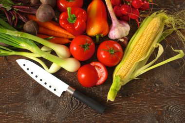 Ahşap bir masa üzerinde taze sebze. Sağlıklı gıda. Diyet