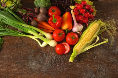 Ahşap bir masa üzerinde taze sebze. Sağlıklı gıda. Diyet