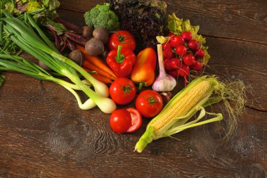 Ahşap bir masa üzerinde taze sebze. Sağlıklı gıda. Diyet