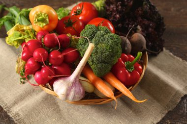 Ahşap bir masa üzerinde taze sebze. Sağlıklı gıda. Diyet