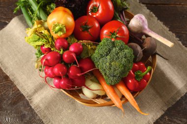 Ahşap bir masa üzerinde taze sebze. Sağlıklı gıda. Diyet