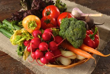 Ahşap bir masa üzerinde taze sebze. Sağlıklı gıda. Diyet