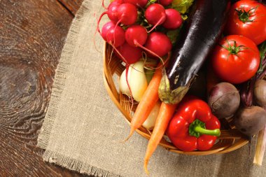 Ahşap bir masa üzerinde taze sebze. Sağlıklı gıda. Diyet