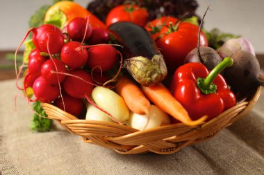 Ahşap bir masa üzerinde taze sebze. Sağlıklı gıda. Diyet