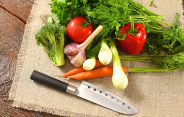 Ahşap bir masa üzerinde taze sebze. Sağlıklı gıda. Diyet