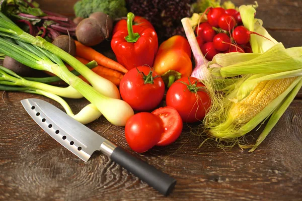 Ahşap bir masa üzerinde taze sebze. Sağlıklı gıda. Diyet