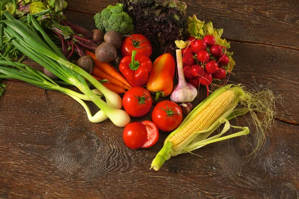 Légumes frais sur une table en bois. Une nourriture saine. Régime alimentaire — Photo