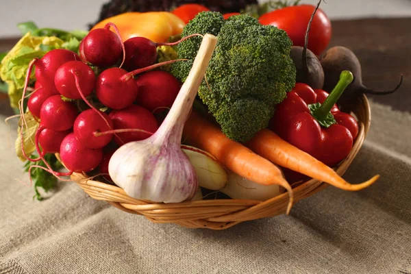Verduras frescas en una mesa de madera. Comida saludable. Dieta — Foto de Stock