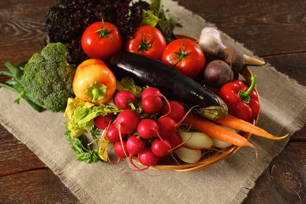 Légumes frais sur une table en bois. Une nourriture saine. Régime alimentaire — Photo