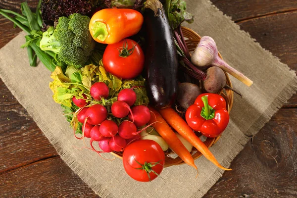 Fresh vegetables on a wooden table. Healthy food. Diet — Stock Photo, Image