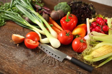 Ahşap bir masa üzerinde taze sebze. Sağlıklı gıda. Diyet