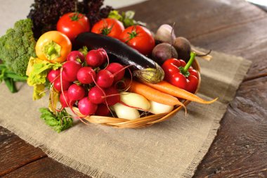 Ahşap bir masa üzerinde taze sebze. Sağlıklı gıda. Diyet