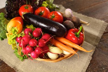 Ahşap bir masa üzerinde taze sebze. Sağlıklı gıda. Diyet