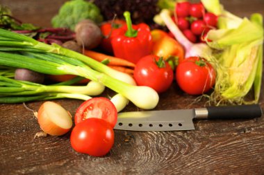 Ahşap bir masa üzerinde taze sebze. Sağlıklı gıda. Diyet