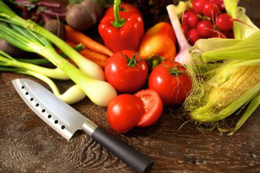 Ahşap bir masa üzerinde taze sebze. Sağlıklı gıda. Diyet