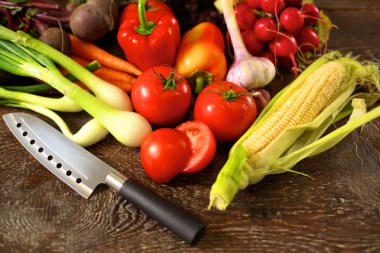 Ahşap bir masa üzerinde taze sebze. Sağlıklı gıda. Diyet