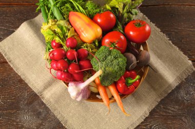 Ahşap bir masa üzerinde taze sebze. Sağlıklı gıda. Diyet