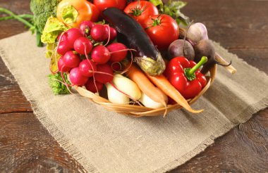 Ahşap bir masa üzerinde taze sebze. Sağlıklı gıda. Diyet