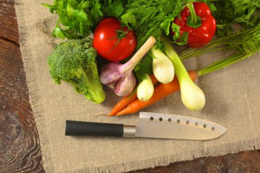 Ahşap bir masa üzerinde taze sebze. Sağlıklı gıda. Diyet