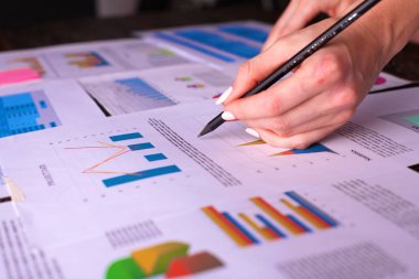 Kırpılmış görüntü. Bilgisayarda çalışan profesyonel iş kadını