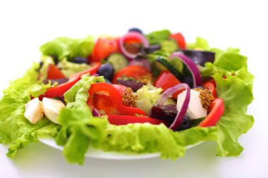 bir tabloda, seçici odak bir tabak içinde taze sebze salatası