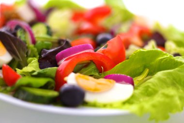 bir tabloda, seçici odak bir tabak içinde taze sebze salatası