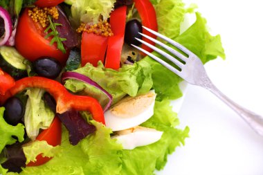 bir tabloda, seçici odak bir tabak içinde taze sebze salatası