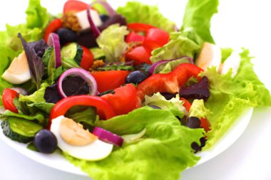 bir tabloda, seçici odak bir tabak içinde taze sebze salatası